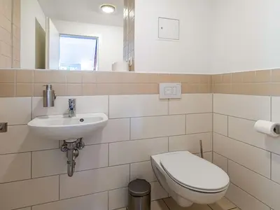 Ferienwohnung Haubentaucher Blick in das Gäste-WC