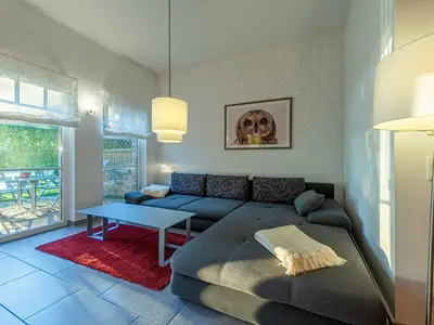Ferienwohnung Stockente Wohnzimmer mit Zugang zur Terasse