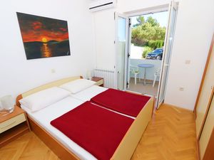 23931082-Ferienwohnung-3-Jakišnica-300x225-5