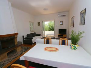 23931080-Ferienwohnung-5-Jakišnica-300x225-3