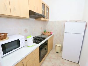 23931080-Ferienwohnung-5-Jakišnica-300x225-4