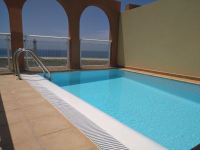 Pool. Privater Pool mit herrlichem Blick auf den Strand