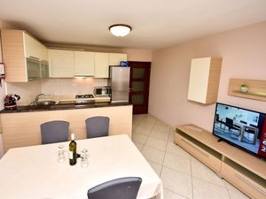 23844502-Ferienwohnung-4-Jasenice-300x225-4