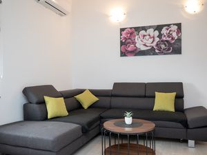 23676113-Ferienwohnung-6-Jasenice-300x225-3