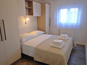 23945086-Ferienwohnung-6-Jasenice-300x225-5