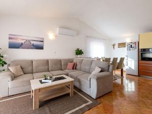 23758349-Ferienwohnung-6-Jasenice-300x225-3