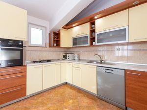 23758349-Ferienwohnung-6-Jasenice-300x225-5