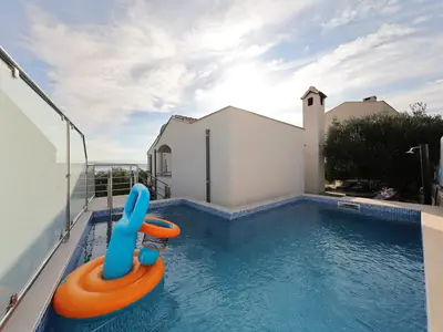 PoolOfHouse