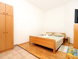 18321425-Ferienwohnung-2-Jelsa-300x225-3