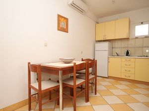 18564874-Ferienwohnung-4-Jelsa-300x225-3