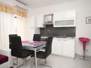 18564631-Ferienwohnung-4-Jelsa-300x225-4