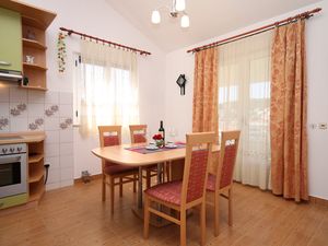 23933198-Ferienwohnung-4-Jelsa-300x225-1