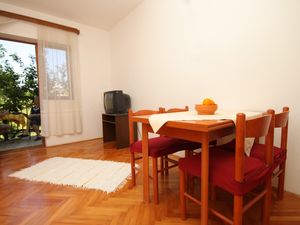 23930512-Ferienwohnung-2-Jelsa-300x225-3