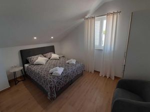 24058712-Ferienwohnung-4-Jelsa-300x225-2