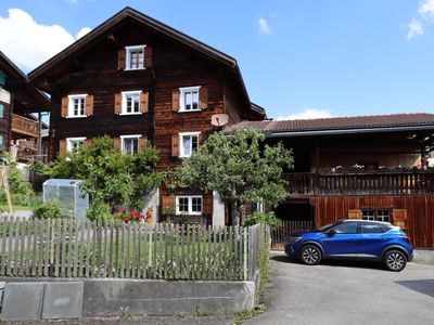 Haus mit Gästeparkplatz aussen