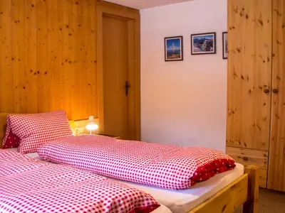 Schlafzimmer 1