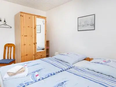 Schlafzimmer mit Schrank FeWo Lankisch