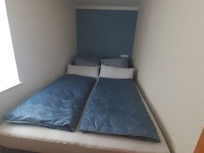 Kleines Schlafzimmer mit Doppelbett