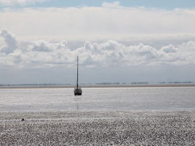 Segelboot im Wattenmeer