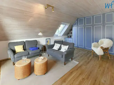 Wohnzimmer mit Schrankbett (zugeklappt)