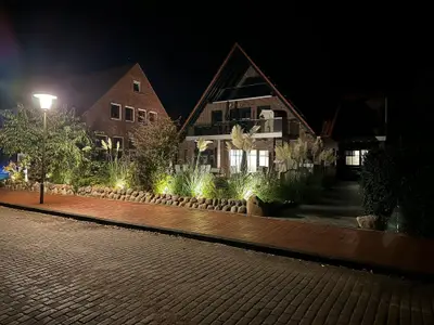 Außenansicht vorne Nacht 2