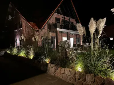 Außenansicht vorne Nacht 1