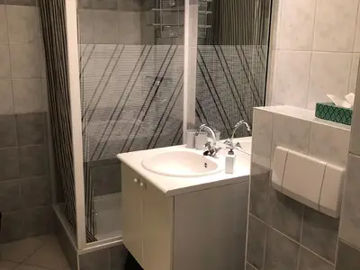 Badezimmer mit Toilette.