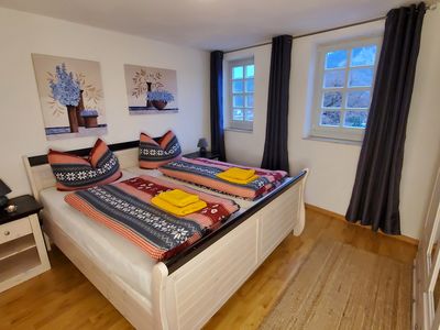 Großes Bett im Landhausstil