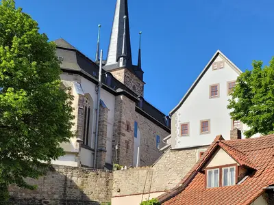 Blick auf Burg 1 mit Stadtmauer und Kirche