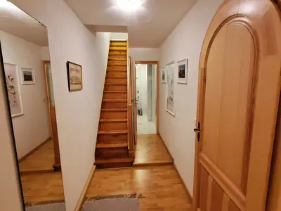 Flur mit Treppe zum 2. OG