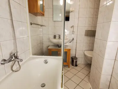 Badezimmer mit Duschwanne