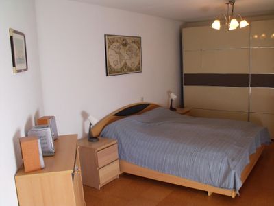 Blick in Schlafzimmer mit Doppelbett