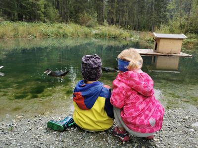 Lena und Isidor bei den Enten