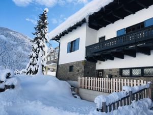 Villa Emilia Strassenansicht im Winter
