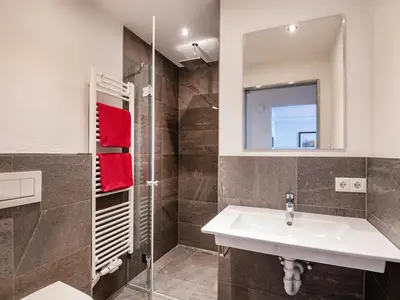 Badezimmer mit Regendusche