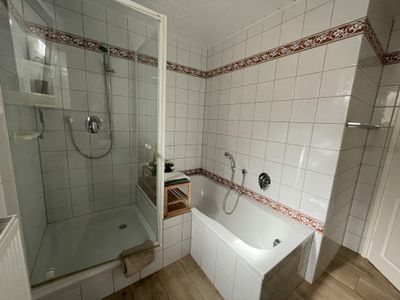 Badezimmer mit Dusche und Badewanne