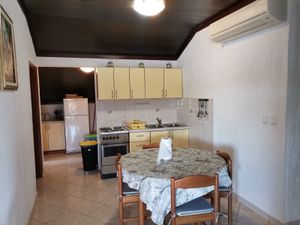 18322853-Ferienwohnung-5-Kampor-300x225-3