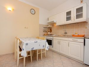 18323350-Ferienwohnung-2-Kampor-300x225-3