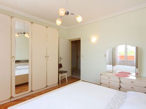 18323350-Ferienwohnung-2-Kampor-300x225-5