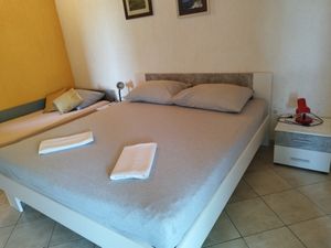 23932152-Ferienwohnung-5-Kampor-300x225-4