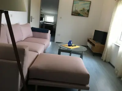 Wohnbereich. Sofa und Fernseher für einen gemütlichen Abend