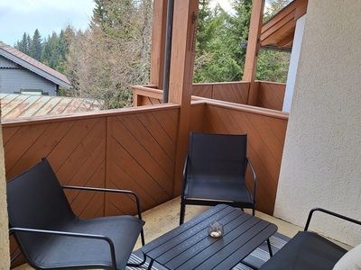 Balkon mit Lounge Möbeln in beiden Appartements