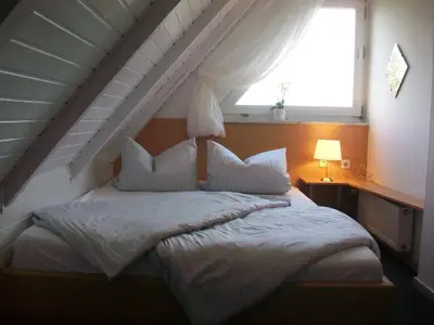 kuscheliges Doppelbett unterm Dach