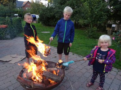 Kinder am Feuer