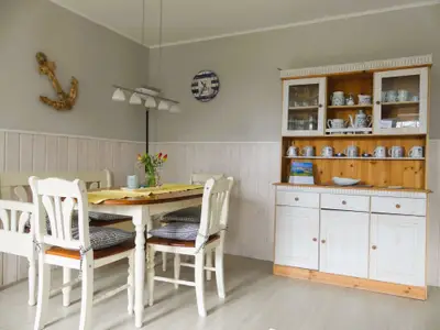 FeWo Mohnblume Esstisch