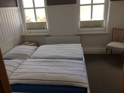 Helles Schlafzimmer mit Doppelbett