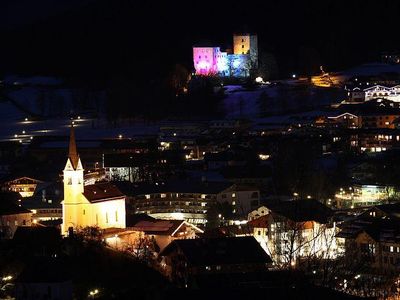 fantastischer Ausblick auf die Burg bei Nacht