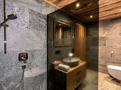 Modernes Badezimmer, aus natürlichen Materialien und mit den notwendigen Badutensilien ausgestattet
