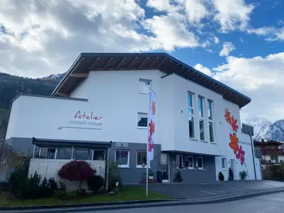 Hausansicht neu mit Blumr 2023