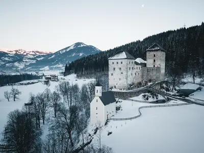 romantischer Blick auf die Burg Kaprun